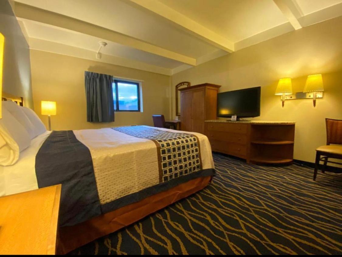 Economy Inn North Randall エクステリア 写真