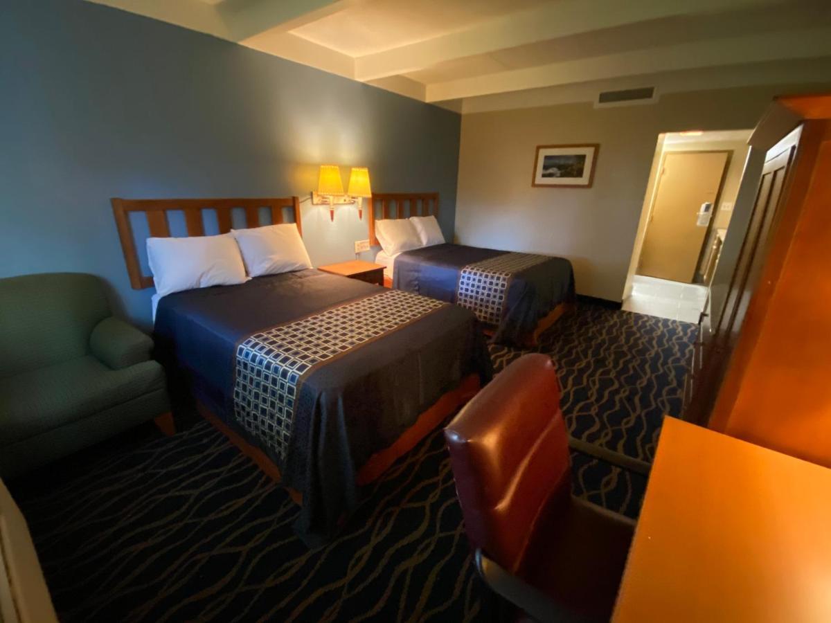 Economy Inn North Randall エクステリア 写真