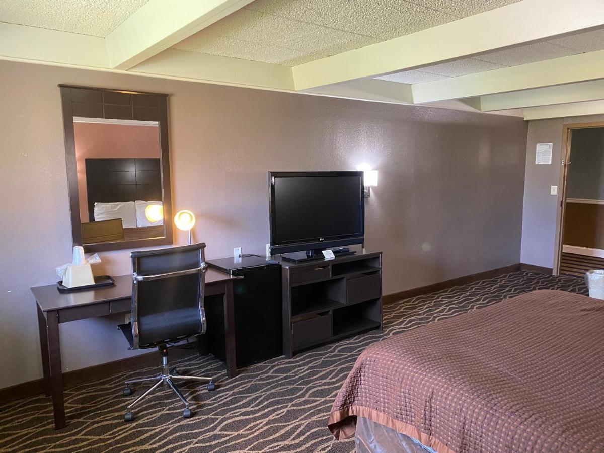 Economy Inn North Randall エクステリア 写真