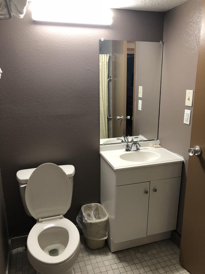 Economy Inn North Randall エクステリア 写真