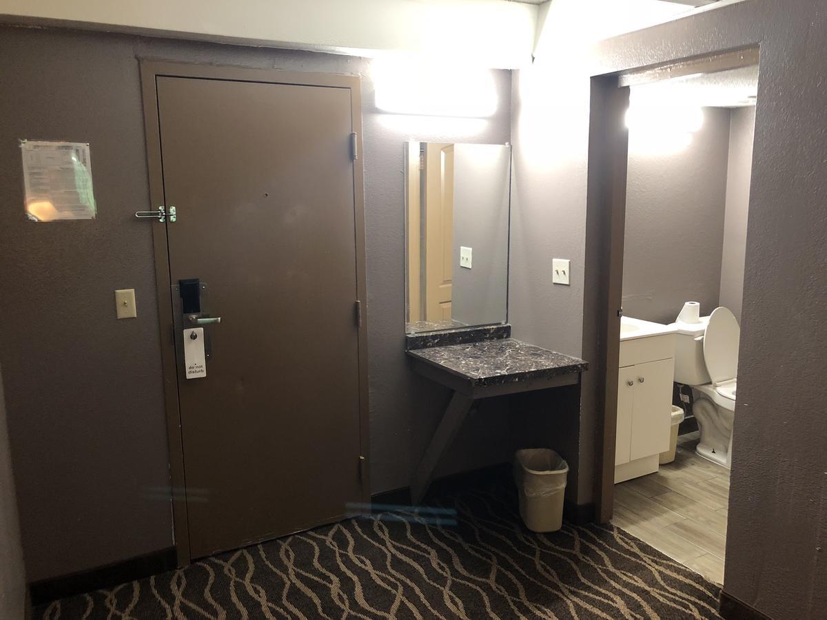 Economy Inn North Randall エクステリア 写真