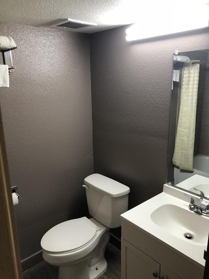 Economy Inn North Randall エクステリア 写真
