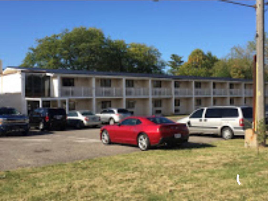 Economy Inn North Randall エクステリア 写真