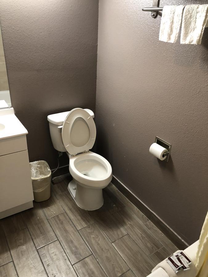 Economy Inn North Randall エクステリア 写真