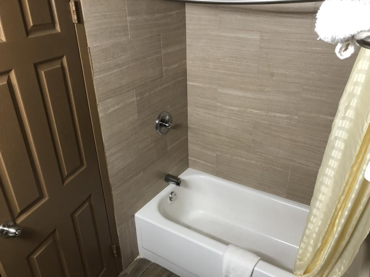 Economy Inn North Randall エクステリア 写真