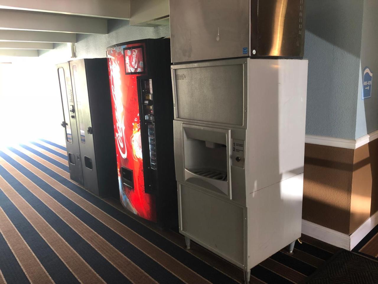 Economy Inn North Randall エクステリア 写真