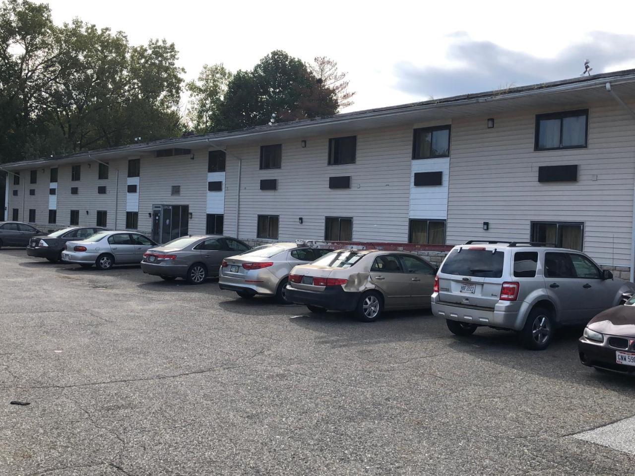 Economy Inn North Randall エクステリア 写真