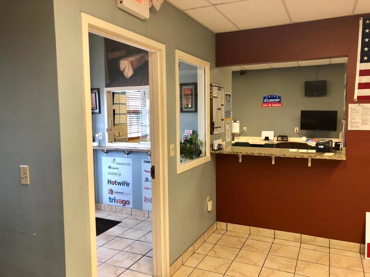 Economy Inn North Randall エクステリア 写真