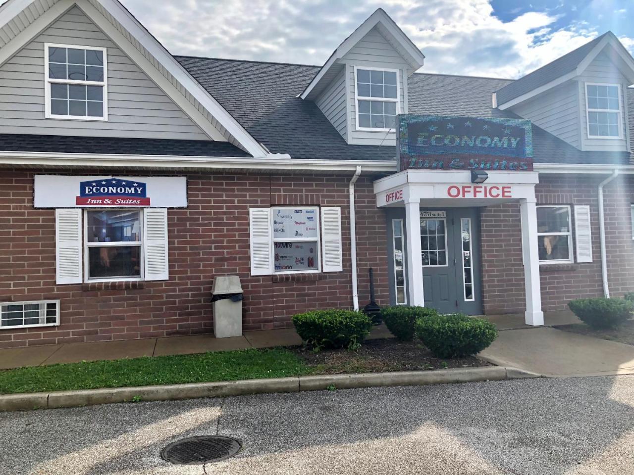 Economy Inn North Randall エクステリア 写真