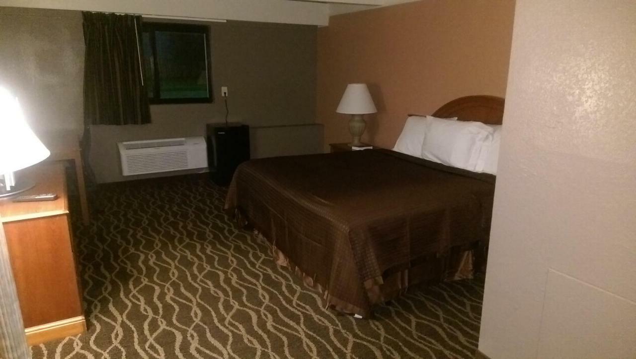 Economy Inn North Randall エクステリア 写真