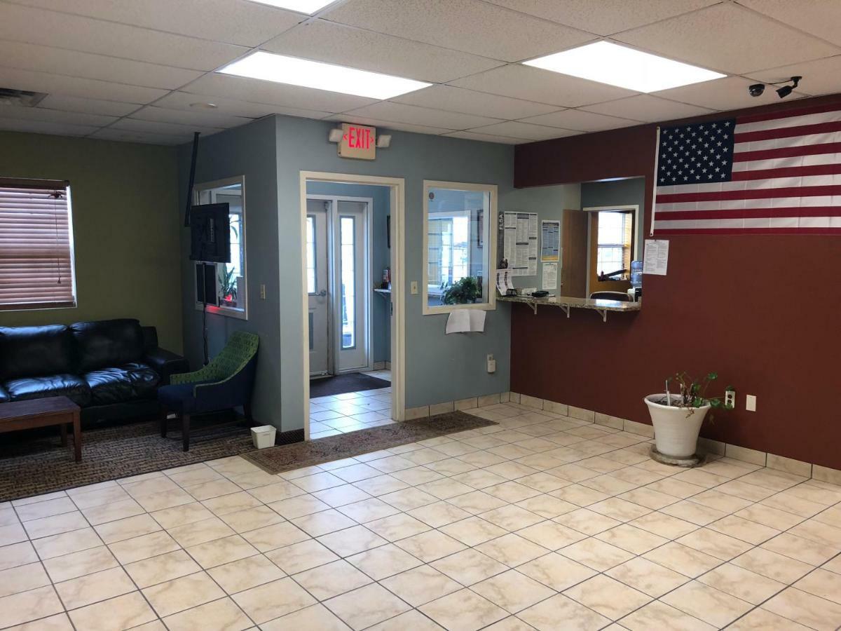 Economy Inn North Randall エクステリア 写真